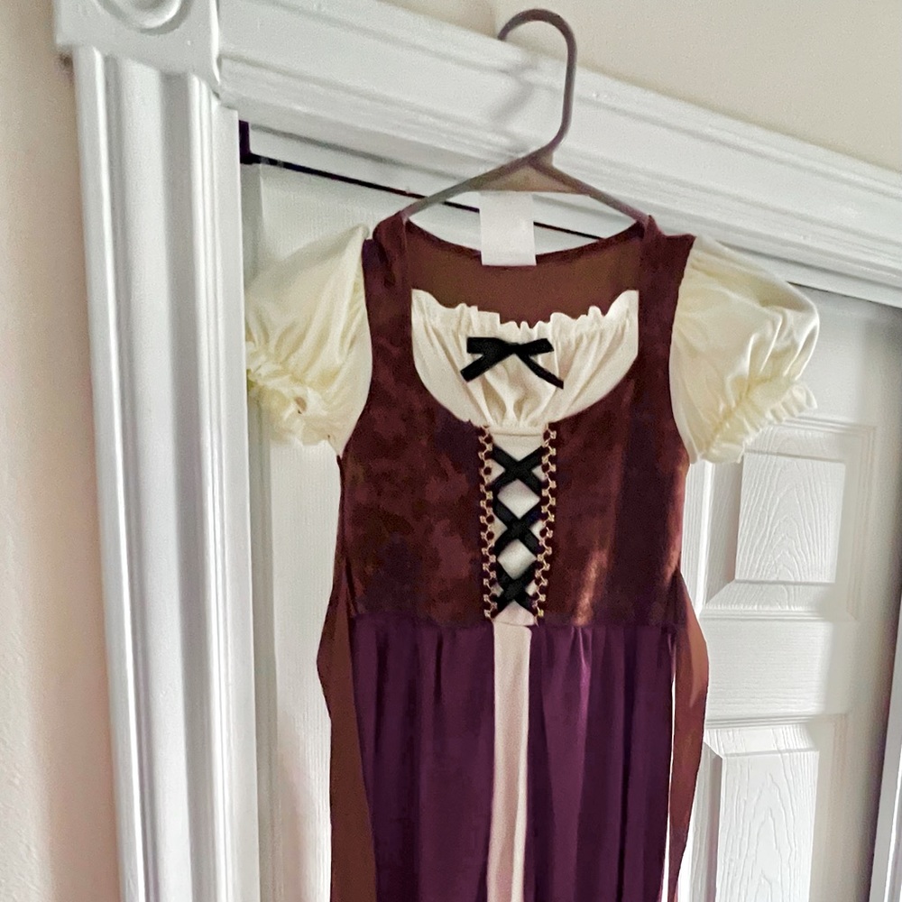 Child Sara Sanderson Halloween outfit. Includes peasant dress and velvet cloak